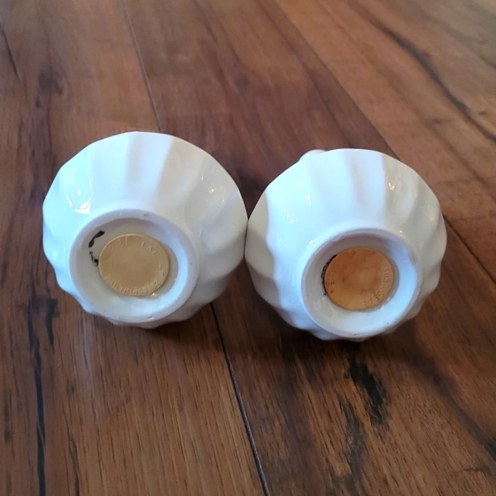 Vintage Johnson's Brothers Heritage Salt and Pepper‎ Shakers